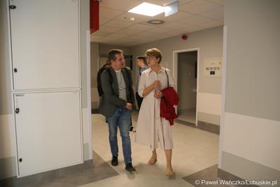 Marszałek Województwa Lubuskiego Elżbieta Anna Polak zwiedza nowo otwarty budynek Klinicznego Oddziału Anestezjologii i Intensywnej Terapii oraz Klinicznego Oddziału Okulistyki wraz z poradniami.