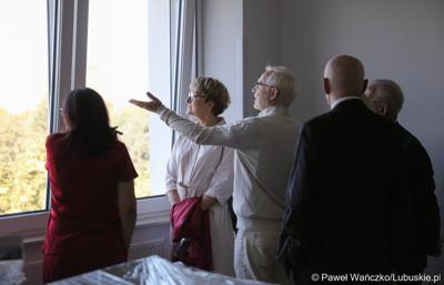 Marszałek Województwa Lubuskiego Elżbieta Anna Polak zwiedza nowo otwarty budynek Klinicznego Oddziału Anestezjologii i Intensywnej Terapii oraz Klinicznego Oddziału Okulistyki wraz z poradniami.