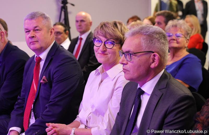 Prezes Zarządu Szpitala Uniwersyteckiego w Zielonej Górze dr Marek Działoszyński, Marszałek Województwa Lubuskiego Elżbieta Anna Polak oraz rektor Uniwersytetu Zielonogórskiego prof. dr hab. Wojciech Strzyżewski podczas uroczystego otwarcia budynku Klinicznego Oddziału Anestezjologii i Intensywnej Terapii oraz Klinicznego Oddziału Okulistyki wraz z poradniami.