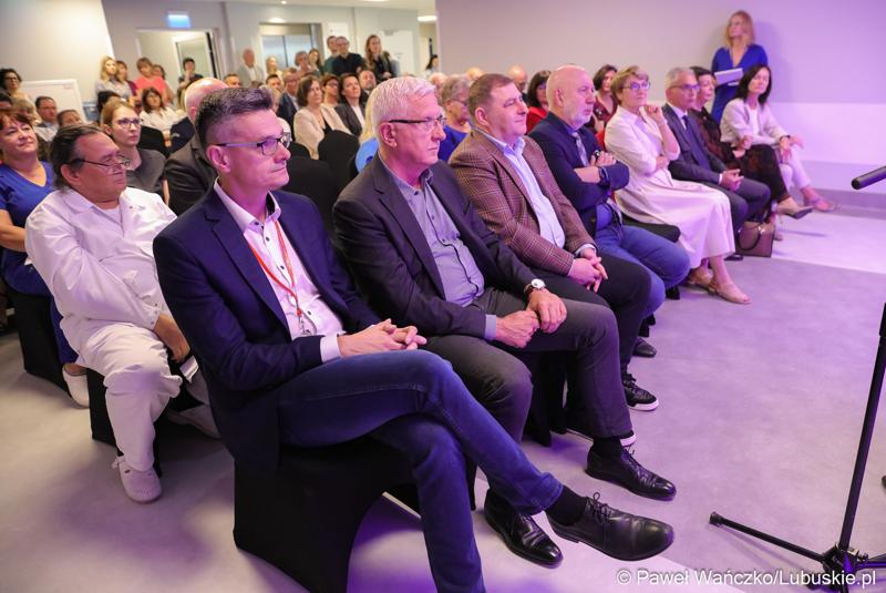 W pierwszym rzędzie (od lewej): Główny Specjalista do spraw Rozwoju Szpitala Uniwersyteckiego w Zielonej Górze Sebastian Ciemnoczołowski, Senator Wadim Tyszkiewicz, radny wojewódzki Grzegorz Potęga, Dyrektor ds. Lecznictwa zielonogórskiego szpitala lek. Antoni Ciach, Marszałek Województwa Lubuskiego Elżbieta Anna Polak oraz rektor Uniwersytetu Zielonogórskiego prof. dr hab. Wojciech Strzyżewski podczas uroczystego otwarcia budynku Klinicznego Oddziału Anestezjologii i Intensywnej Terapii oraz Klinicznego Oddziału Okulistyki wraz z poradniami.