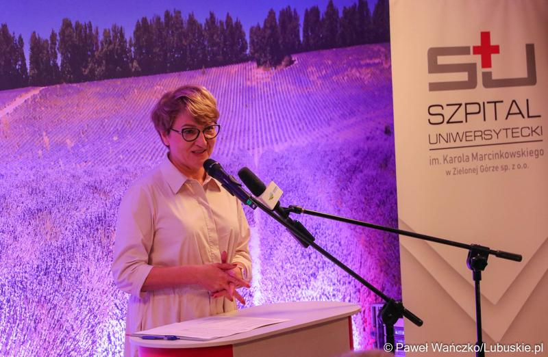 Marszałek Województwa Lubuskiego Elżbieta Anna Polak przemawia podczas uroczystego otwarcia budynku Klinicznego Oddziału Anestezjologii i Intensywnej Terapii oraz Klinicznego Oddziału Okulistyki wraz z poradniami.