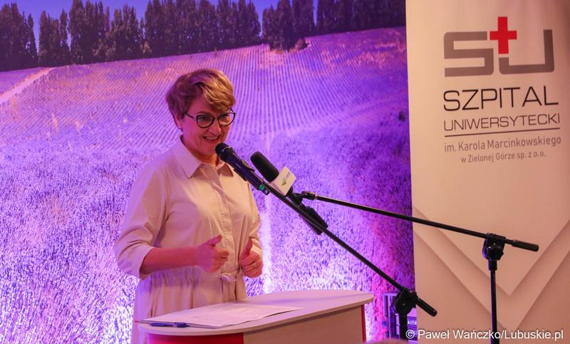 Marszałek Województwa Lubuskiego Elżbieta Anna Polak przemawia podczas uroczystego otwarcia budynku Klinicznego Oddziału Anestezjologii i Intensywnej Terapii oraz Klinicznego Oddziału Okulistyki wraz z poradniami.