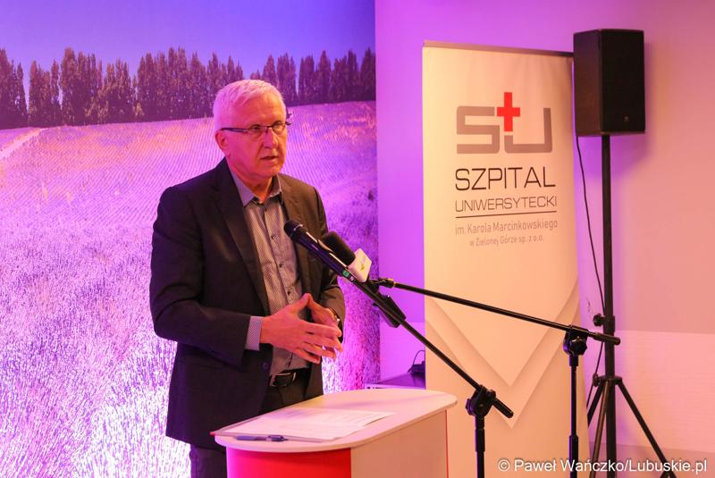 Senator Wadim Tyszkiewicz przemawia podczas uroczystego otwarcia budynku Klinicznego Oddziału Anestezjologii i Intensywnej Terapii oraz Klinicznego Oddziału Okulistyki wraz z poradniami.