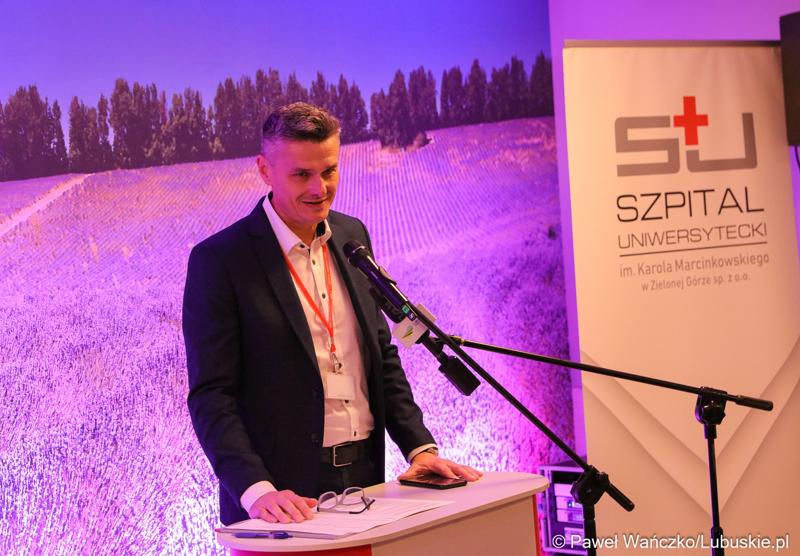 Główny Specjalista do spraw Rozwoju Szpitala Uniwersyteckiego w Zielonej Górze Sebastian Ciemnoczołowski przemawia podczas uroczystego otwarcia budynku Klinicznego Oddziału Anestezjologii i Intensywnej Terapii oraz Klinicznego Oddziału Okulistyki wraz z poradniami.