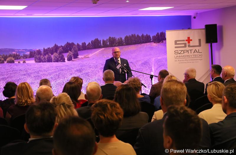Uczestnicy uroczystego otwarcia budynku Klinicznego Oddziału Anestezjologii i Intensywnej Terapii oraz Klinicznego Oddziału Okulistyki wraz z poradniami.