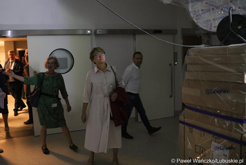 Marszałek Województwa Lubuskiego Elżbieta Anna Polak zwiedza nowo otwarty budynek Klinicznego Oddziału Anestezjologii i Intensywnej Terapii oraz Klinicznego Oddziału Okulistyki wraz z poradniami.
