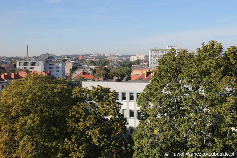 Widok z okna nowo otwartego budynku Klinicznego Oddziału Anestezjologii i Intensywnej Terapii oraz Klinicznego Oddziału Okulistyki wraz z poradniami.