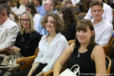 Studentki piewrszego roku podczas uroczystej inauguracji roku akademickiego 2023/2024 na Uniwersytecie Zielonogórskim 