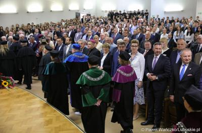 Uczestnicy uroczystej inauguracji roku akademickiego 2023/2024 na Uniwersytecie Zielonogórskim 