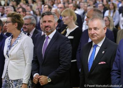 Uczestnicy uroczystej inauguracji roku akademickiego 2023/2024 na Uniwersytecie Zielonogórskim. Na zdjęciu (od lewej): Posłanka na Sejm RP Katarzyna Osos, Poseł na Sejm RP Waldemar Sługocki oraz Senator Robert Dowhan.