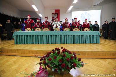 Władze uczelni podczas uroczystej inauguracji roku akademickiego 2023/2024 na Uniwersytecie Zielonogórskim 