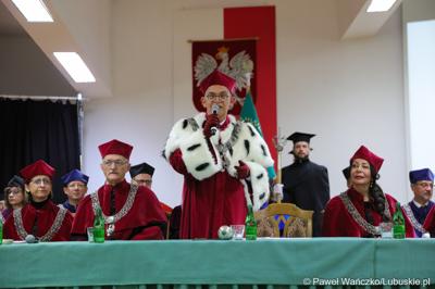 Rektor UZ prof. dr hab. Wojciech Strzyżewski przemawia podczas uroczystej inauguracji roku akademickiego 2023/2024 na Uniwersytecie Zielonogórskim 