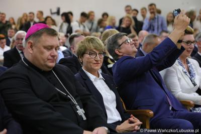 Marszałek Województwa Lubuskiego Elżbieta Anna Polak podczas uroczystej inauguracji roku akademickiego 2023/2024 na Uniwersytecie Zielonogórskim 