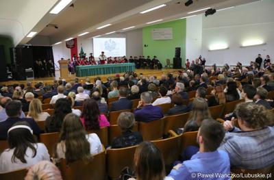 Uczestnicy uroczystej inauguracji roku akademickiego 2023/2024 na Uniwersytecie Zielonogórskim 
