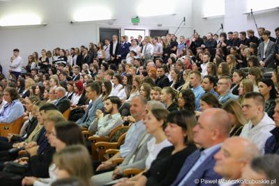 Uczestnicy inauguracji roku akademickiego 2023/2024 na Uniwersytecie Zielonogórskim 