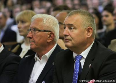 Uczestnicy uroczystej inauguracji roku akademickiego 2023/2024 na Uniwersytecie Zielonogórskim. Na zdjęciu (od lewej): Senator Wadim Tyszkiewicz oraz Senator Robert Dowhan.