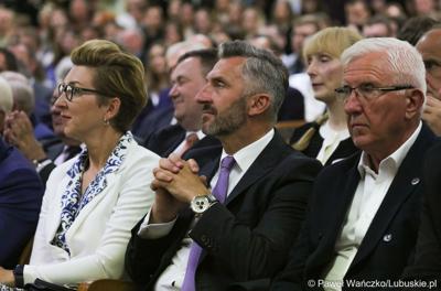 Uczestnicy uroczystej inauguracji roku akademickiego 2023/2024 na Uniwersytecie Zielonogórskim. Na zdjęciu (od lewej): Posłanka na Sejm RP Katarzyna Osos, Poseł na Sejm RP Waldemar Sługocki oraz Senator Wadim Tyszkiewicz.