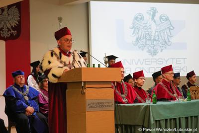Rektor UZ prof. dr hab. Wojciech Strzyżewski przemawia podczas uroczystej inauguracji roku akademickiego 2023/2024 na Uniwersytecie Zielonogórskim 