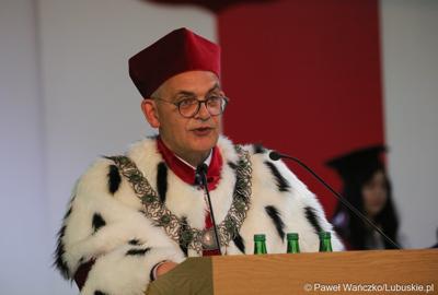 Rektor UZ prof. dr hab. Wojciech Strzyżewski przemawia podczas uroczystej inauguracji roku akademickiego 2023/2024 na Uniwersytecie Zielonogórskim 