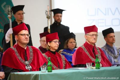 Władze zielonogórskiej uczelni podczas uroczystej inauguracji roku akademickiego 2023/2024 na Uniwersytecie Zielonogórskim 