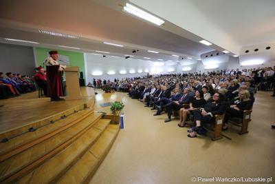 Rektor UZ prof. dr hab. Wojciech Strzyżewski przemawia podczas uroczystej inauguracji roku akademickiego 2023/2024 na Uniwersytecie Zielonogórskim 