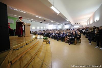 Rektor UZ prof. dr hab. Wojciech Strzyżewski przemawia podczas uroczystej inauguracji roku akademickiego 2023/2024 na Uniwersytecie Zielonogórskim 