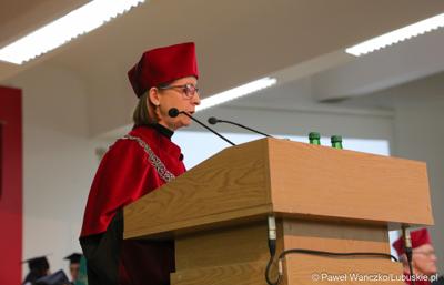 Profesor Barbara Literska - Prorektor ds. Studenckich przeprowadziła akt uroczystego ślubowania studentów.

