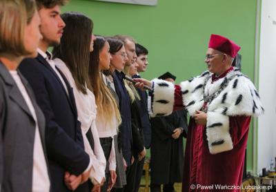 Rektor Uniwersytetu Zielonogórskiego prof. dr hab. Wojciech Strzyżewski dokonuje immatrykulacji nowych studentów na I rok studiów.