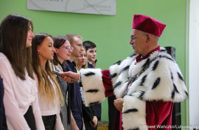 Rektor Uniwersytetu Zielonogórskiego prof. dr hab. Wojciech Strzyżewski dokonuje immatrykulacji nowych studentów na I rok studiów.
