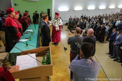 Uczestnicy uroczystej inauguracji roku akademickiego 2023/2024 na Uniwersytecie Zielonogórskim 