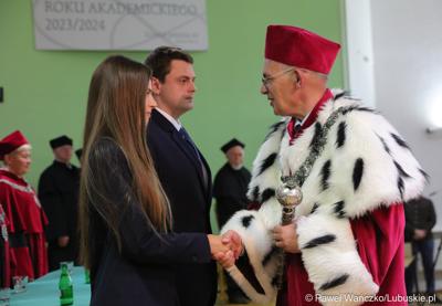 Rektor Uniwersytetu Zielonogórskiego prof. dr hab. Wojciech Strzyżewski dokonuje immatrykulacji nowych doktorantów.