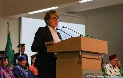 Marszałek Województwa Lubuskiego Elżbieta Anna Polak przemawia podczas uroczystej inauguracji roku akademickiego 2023/2024 na Uniwersytecie Zielonogórskim 
