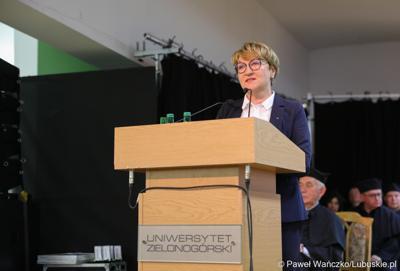 Marszałek Województwa Lubuskiego Elżbieta Anna Polak przemawia podczas uroczystej inauguracji roku akademickiego 2023/2024 na Uniwersytecie Zielonogórskim 
