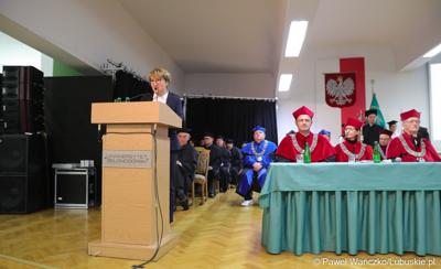 Marszałek Województwa Lubuskiego Elżbieta Anna Polak przemawia podczas uroczystej inauguracji roku akademickiego 2023/2024 na Uniwersytecie Zielonogórskim 