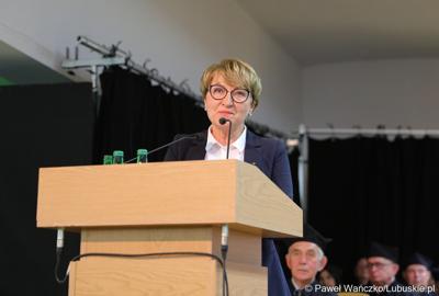 Marszałek Województwa Lubuskiego Elżbieta Anna Polak przemawia podczas uroczystej inauguracji roku akademickiego 2023/2024 na Uniwersytecie Zielonogórskim 