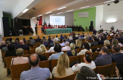 Marszałek Województwa Lubuskiego Elżbieta Anna Polak przemawia podczas uroczystej inauguracji roku akademickiego 2023/2024 na Uniwersytecie Zielonogórskim 