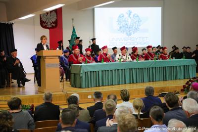 Marszałek Województwa Lubuskiego Elżbieta Anna Polak przemawia podczas uroczystej inauguracji roku akademickiego 2023/2024 na Uniwersytecie Zielonogórskim 