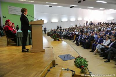 Marszałek Województwa Lubuskiego Elżbieta Anna Polak przemawia podczas uroczystej inauguracji roku akademickiego 2023/2024 na Uniwersytecie Zielonogórskim 
