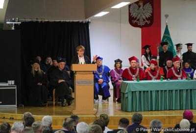 Marszałek Województwa Lubuskiego Elżbieta Anna Polak przemawia podczas uroczystej inauguracji roku akademickiego 2023/2024 na Uniwersytecie Zielonogórskim 