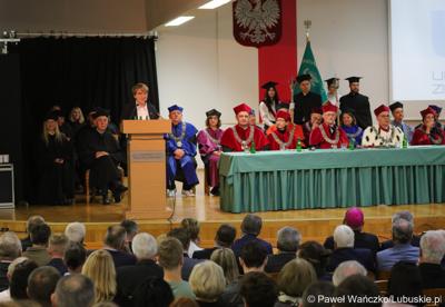 Marszałek Województwa Lubuskiego Elżbieta Anna Polak przemawia podczas uroczystej inauguracji roku akademickiego 2023/2024 na Uniwersytecie Zielonogórskim 