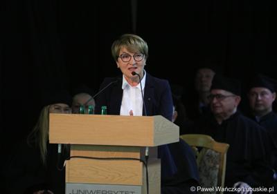 Marszałek Województwa Lubuskiego Elżbieta Anna Polak przemawia podczas uroczystej inauguracji roku akademickiego 2023/2024 na Uniwersytecie Zielonogórskim 