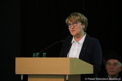 Marszałek Województwa Lubuskiego Elżbieta Anna Polak przemawia podczas uroczystej inauguracji roku akademickiego 2023/2024 na Uniwersytecie Zielonogórskim 