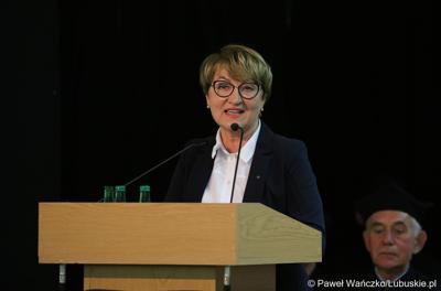Marszałek Województwa Lubuskiego Elżbieta Anna Polak przemawia podczas uroczystej inauguracji roku akademickiego 2023/2024 na Uniwersytecie Zielonogórskim 