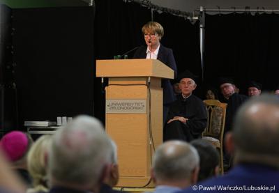 Marszałek Województwa Lubuskiego Elżbieta Anna Polak przemawia podczas uroczystej inauguracji roku akademickiego 2023/2024 na Uniwersytecie Zielonogórskim 