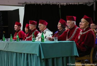 Władze uczelni podczas uroczystej inauguracji roku akademickiego 2023/2024 na Uniwersytecie Zielonogórskim 