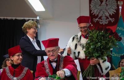 Marszałek Województwa Lubuskiego Elżbieta Anna Polak wręcza kwiaty  rektorowi UZ prof. dr. hab. Wojciechowi Strzyżewskiemu podczas uroczystej inauguracji roku akademickiego 2023/2024 na Uniwersytecie Zielonogórskim 