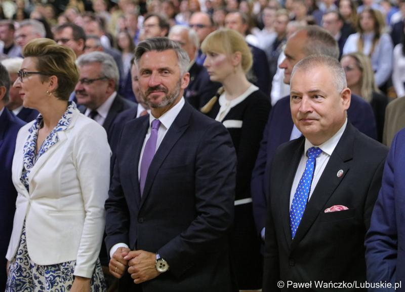 Uczestnicy uroczystej inauguracji roku akademickiego 2023/2024 na Uniwersytecie Zielonogórskim. Na zdjęciu (od lewej): Posłanka na Sejm RP Katarzyna Osos, Poseł na Sejm RP Waldemar Sługocki oraz Senator Robert Dowhan.
