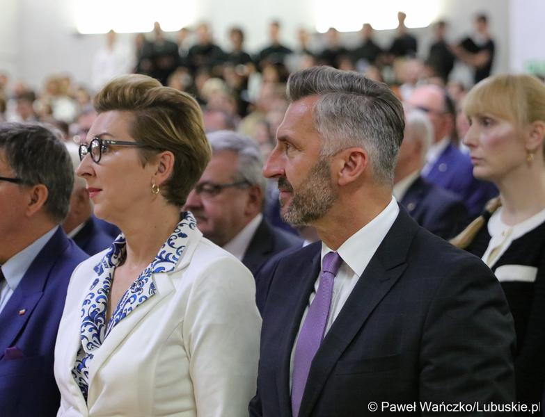 Uczestnicy uroczystej inauguracji roku akademickiego 2023/2024 na Uniwersytecie Zielonogórskim. Na zdjęciu Poseł na Sejm RP Waldemar Sługocki oraz Posłanka na Sejm RP Katarzyna Osos.