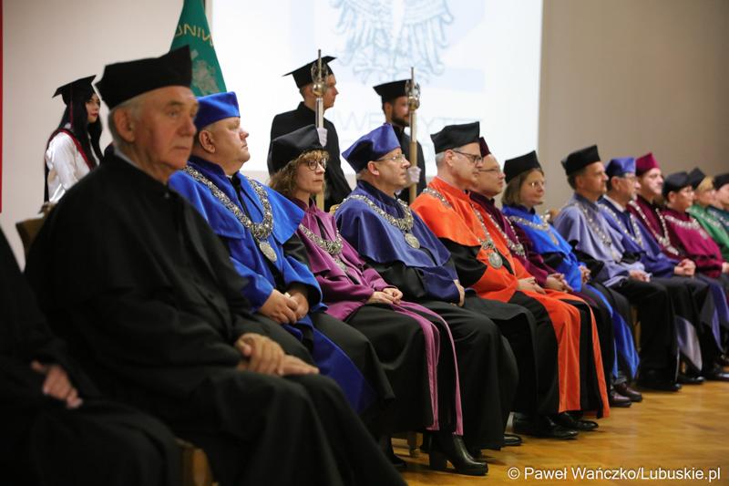Władze zielonogórskiej uczelni podczas uroczystej inauguracji roku akademickiego 2023/2024 na Uniwersytecie Zielonogórskim