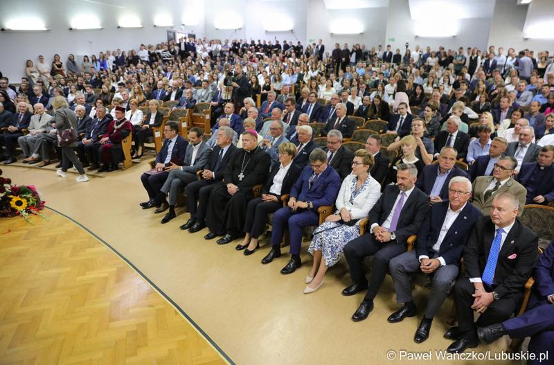 Uczestnicy uroczystej inauguracji roku akademickiego 2023/2024 na Uniwersytecie Zielonogórskim